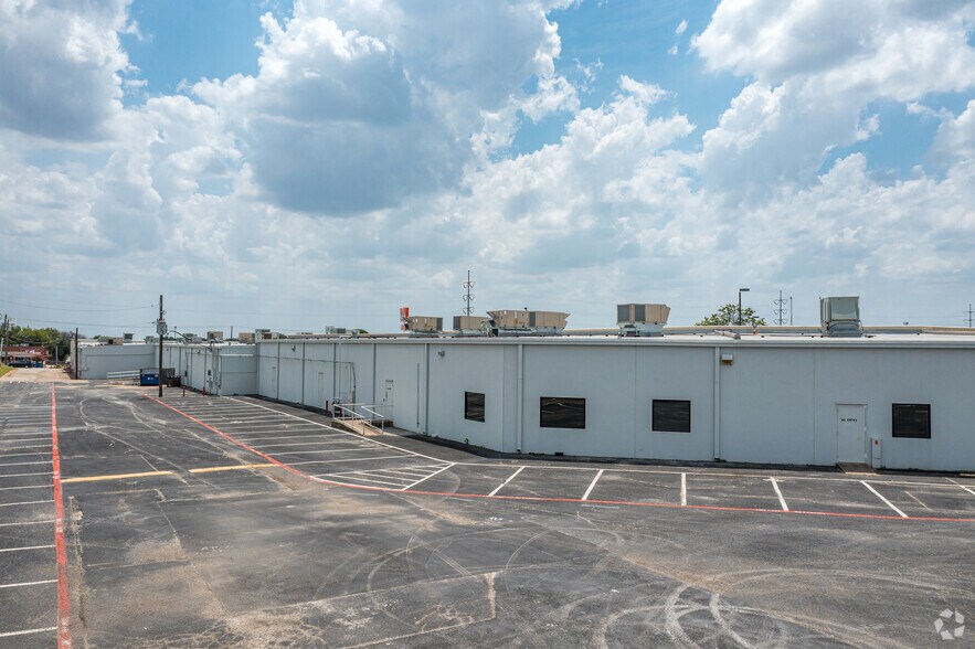 More Photos Of 5555 Rufe Snow Dr, North Richland Hills General Retail For Lease