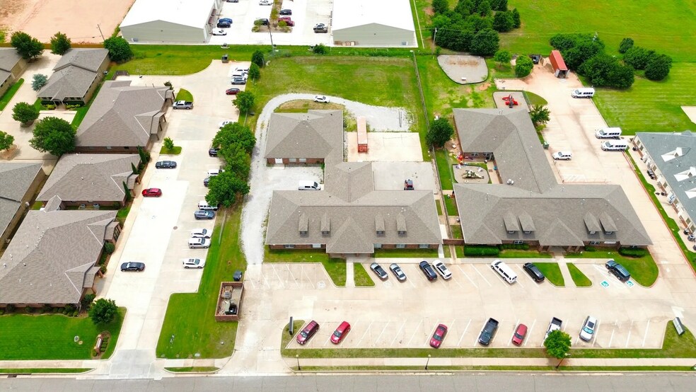 More Photos Of 700 W 18th St, Edmond Office For Lease