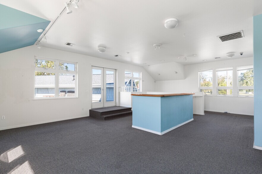More Photos Of 35 SE Ely St, Oak Harbor Office For Sale