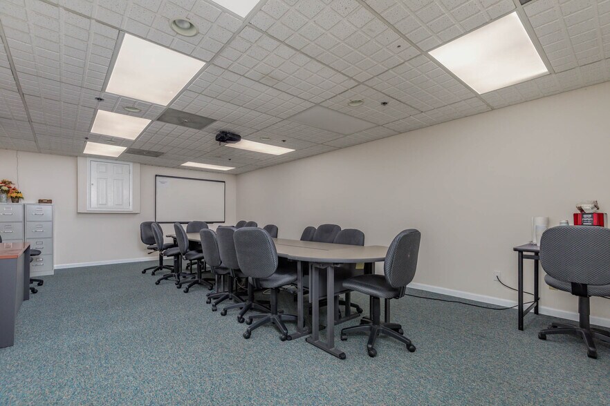 More Photos Of 116 Cliff Cave Rd, Saint Louis Office For Lease