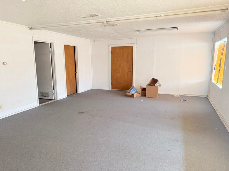 More Photos Of 1708 N Hobart St, Pampa Office For Sale