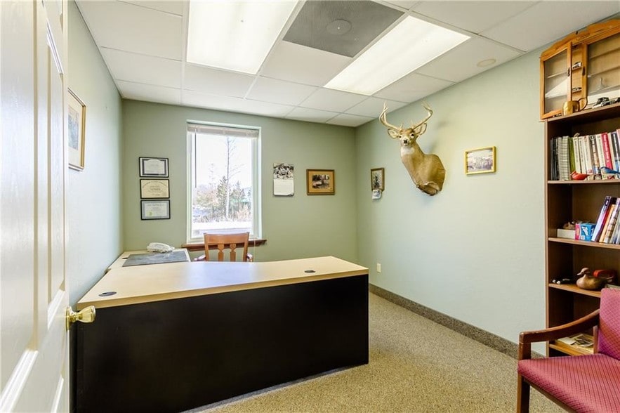 More Photos Of 252 David Pky, Ontario Warehouse For Lease