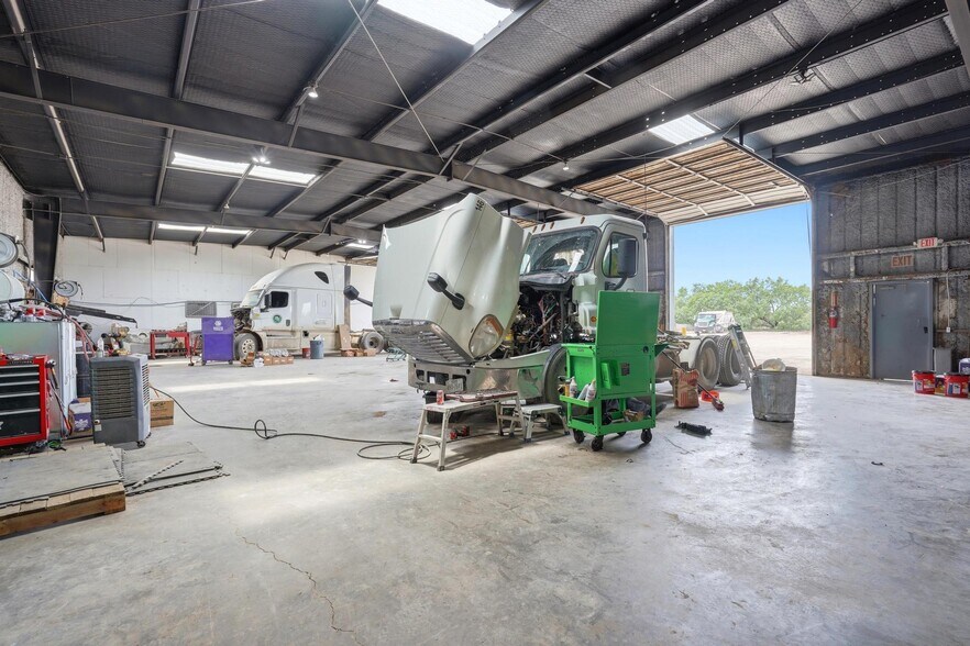More Photos Of 2895 E US Highway 80, Abilene Warehouse For Lease