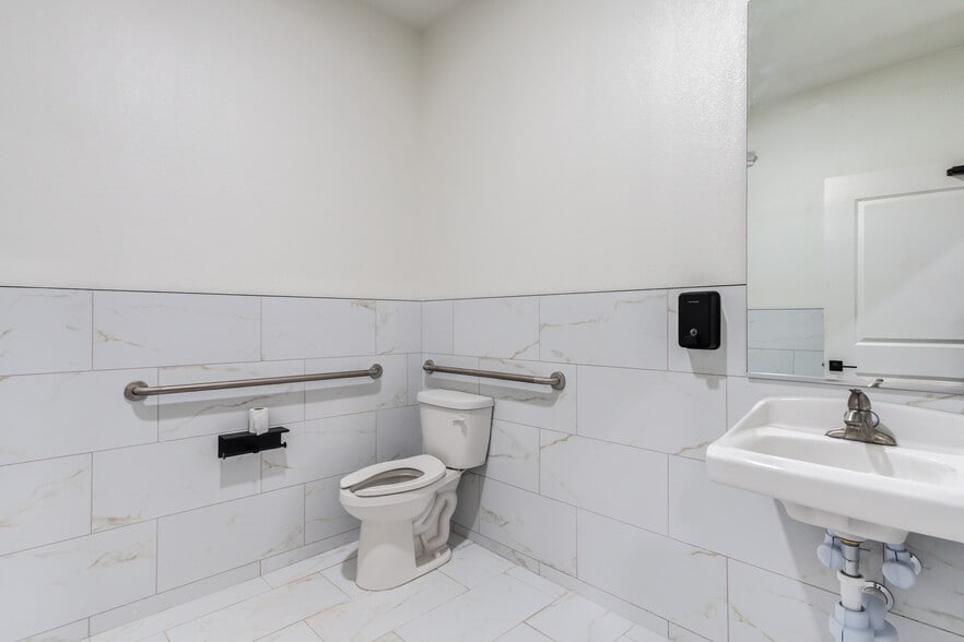 More Photos Of 9014 County Road 6820, Lubbock Distribution For Lease