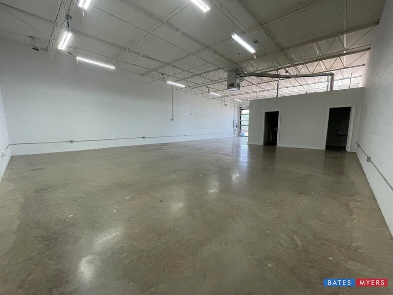 More Photos Of 4829 Gretna St, Dallas Industrial For Lease