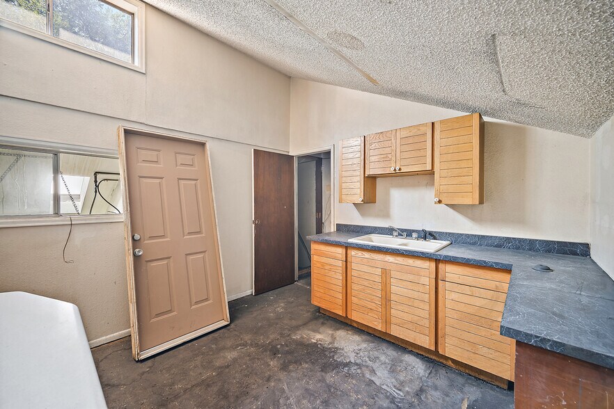 More Photos Of 18 1/2 Swope Ave, Colorado Springs Light Distribution For Sale