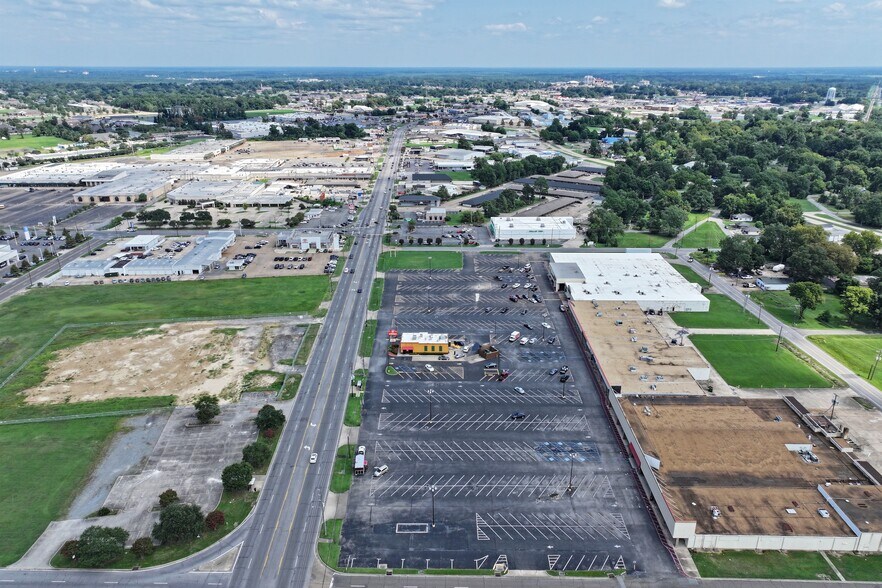 More Photos Of 1900-2020 Louisville Ave, Monroe General Retail For Lease