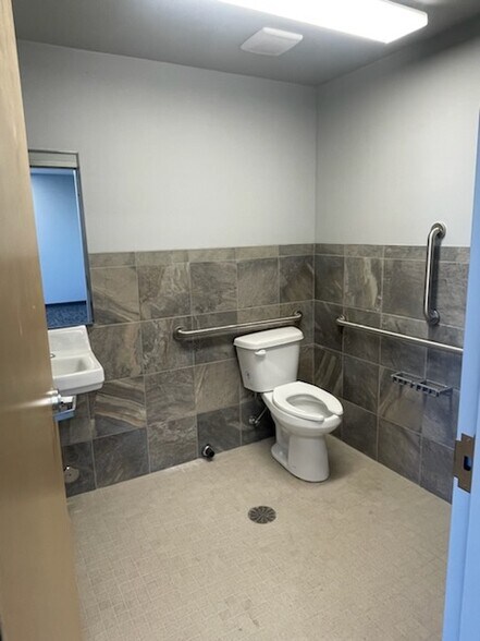 More Photos Of 2764-2808 W 14000 S, Bluffdale Showroom For Lease