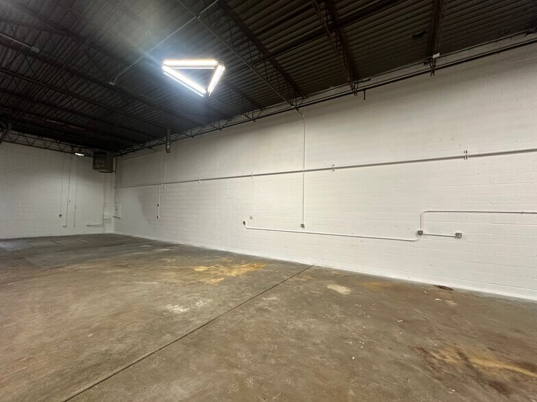 More Photos Of 419 W Washington Ave, Lake Bluff Flex For Lease