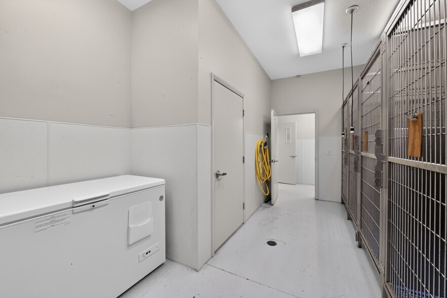 More Photos Of 2555 Pinellas Point Dr S, Saint Petersburg Veterinarian Kennel For Sale