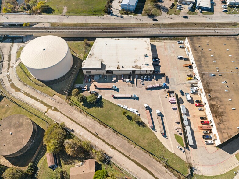 More Photos Of 13840 Denton Dr, Farmers Branch Warehouse For Lease