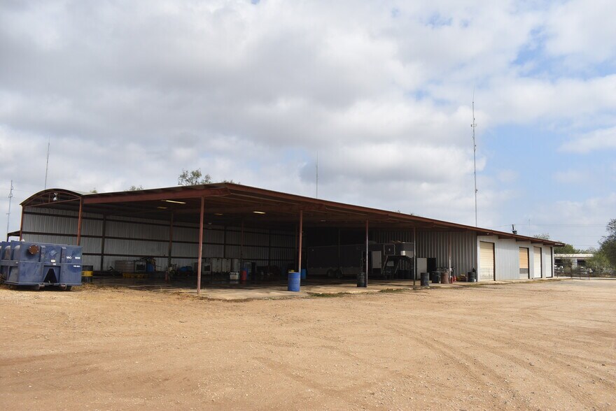 More Photos Of 204 Pr Cardinal Ln, Jourdanton Warehouse For Lease