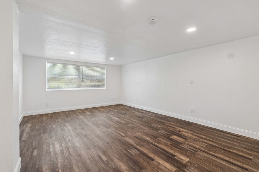 More Photos Of 6536 Lincoln Way N, Saint Petersburg Office For Lease