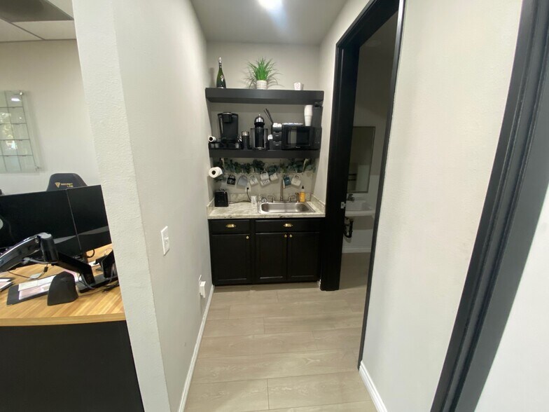 More Photos Of 18451 Collier St, Lake Elsinore Showroom For Lease