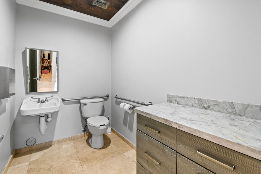 More Photos Of 5401 N Haverhill Rd, West Palm Beach Warehouse For Sale