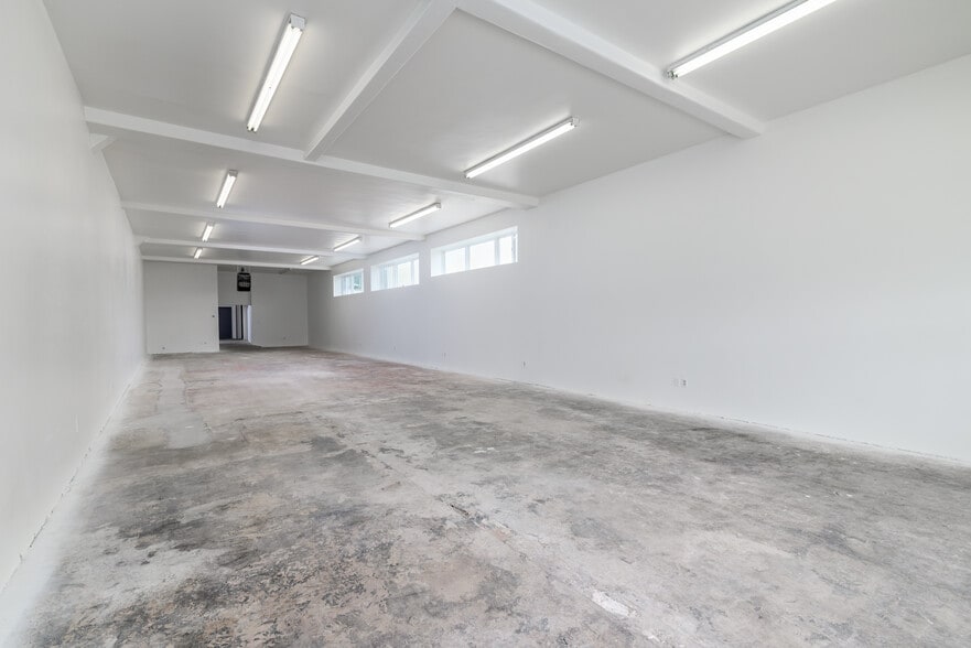 More Photos Of 2037 E Thompson Blvd, Ventura Storefront Retail Office For Lease