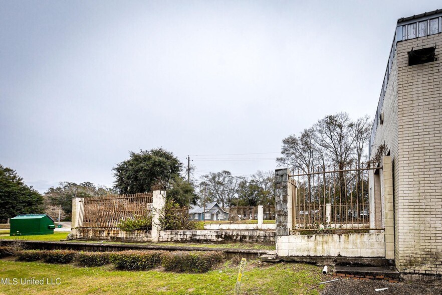 More Photos Of 4914 Main St, Moss Point Storefront For Sale