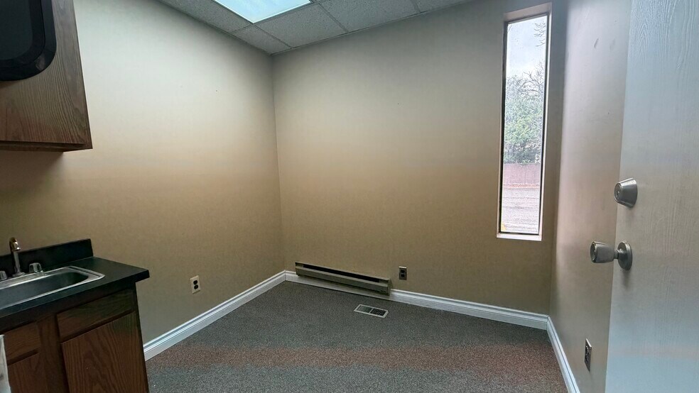 More Photos Of 10533-10535 Farmington Rd, Livonia Medical For Lease