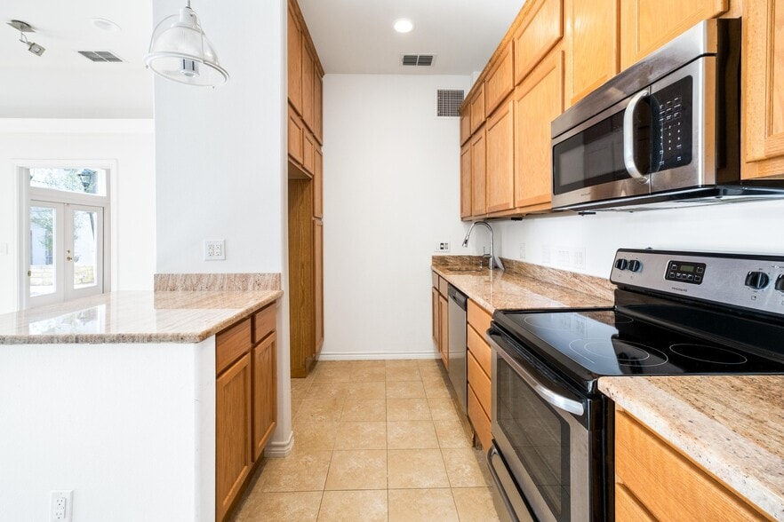 More Photos Of 121 Scott St, San Marcos Office Residential For Sale