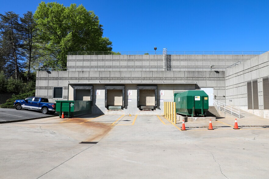 More Photos Of 1001 Windward Concourse, Alpharetta Industrial For Lease