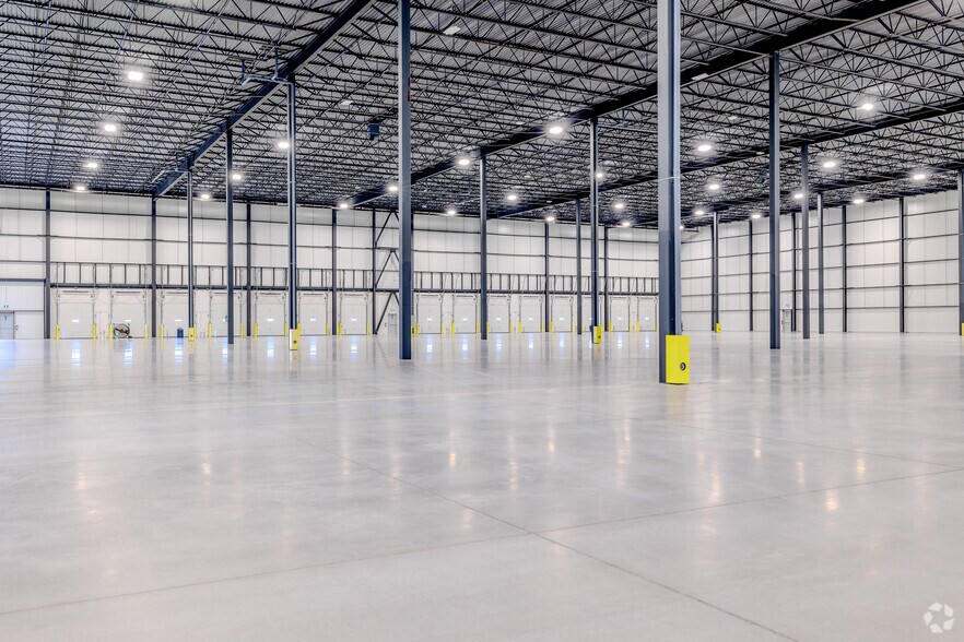 More Photos Of 190 Glover Rd, Hamilton Distribution For Lease