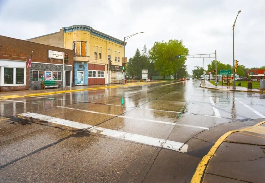 More Photos Of 125 W Bannerman Ave, Redgranite Bar For Sale