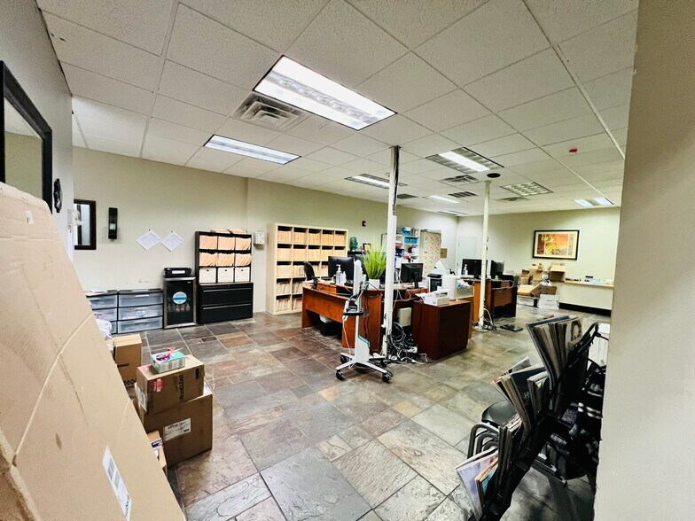 More Photos Of 10901 Garland Rd, Dallas Office For Sale