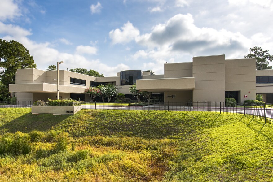 More Photos Of 17506 Red Oak Dr, Houston Hospital For Lease