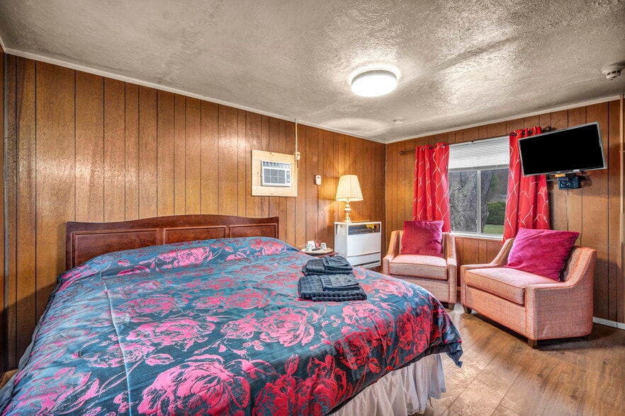 More Photos Of 44077 Oberlin Elyria Rd, Oberlin Hotel For Sale