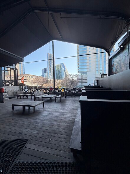 More Photos Of 710 W 6th St, Austin Bar For Lease