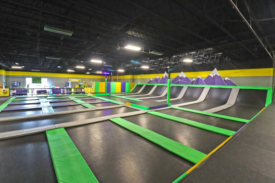 More Photos Of 4211 W 11th Ave, Eugene Freestanding For Sale