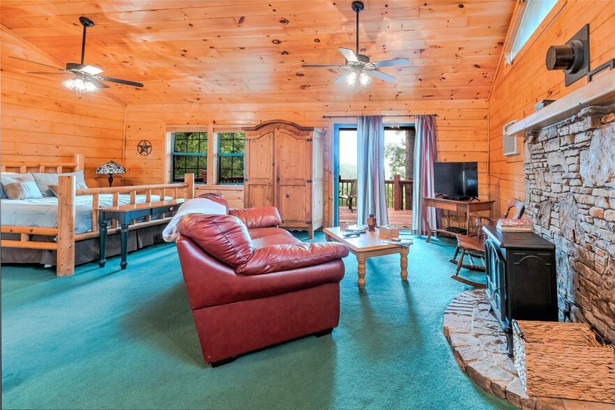 More Photos Of 15695 Highway 187, Eureka Springs Hotel For Sale