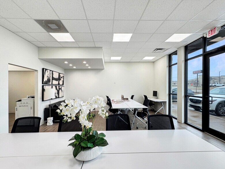 More Photos Of 901 E Main St, Yukon General Retail For Lease