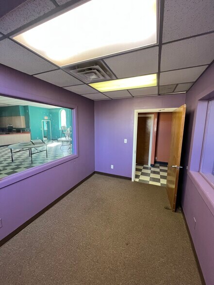 More Photos Of 204 N Alamo Blvd, Marshall Flex For Sale