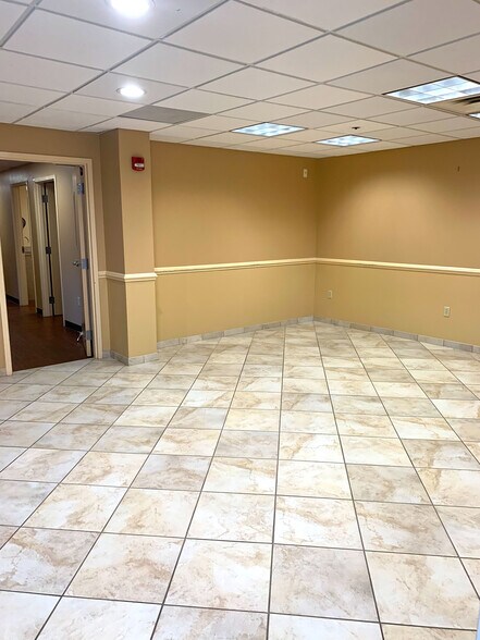 More Photos Of 3430 Newburg Rd, Louisville Medical For Lease