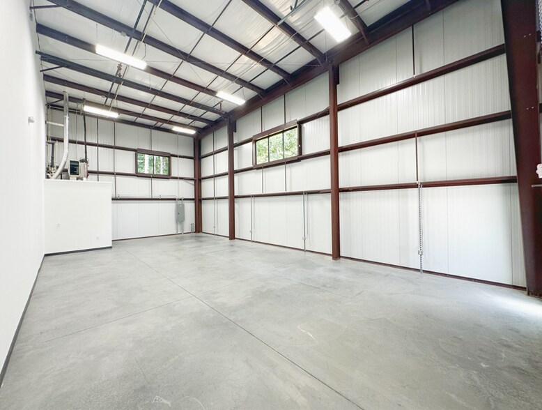 More Photos Of 5720-5724 N Commerce Ct, Alpharetta Flex For Lease