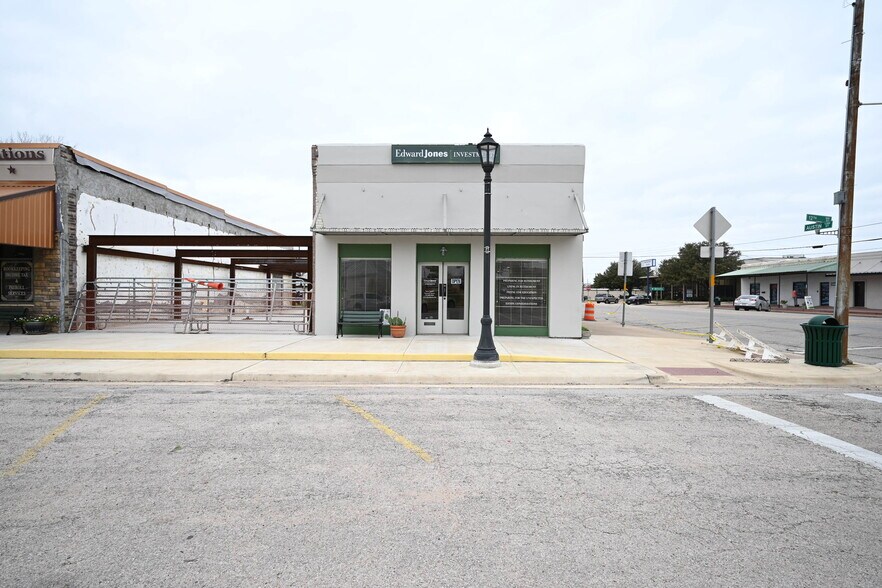 More Photos Of 805 12th St, Hempstead Office Residential For Sale