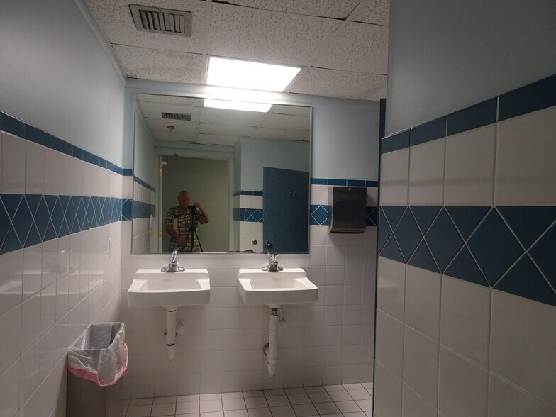 More Photos Of 2826 E Oakland Park Blvd, Fort Lauderdale Office For Sale