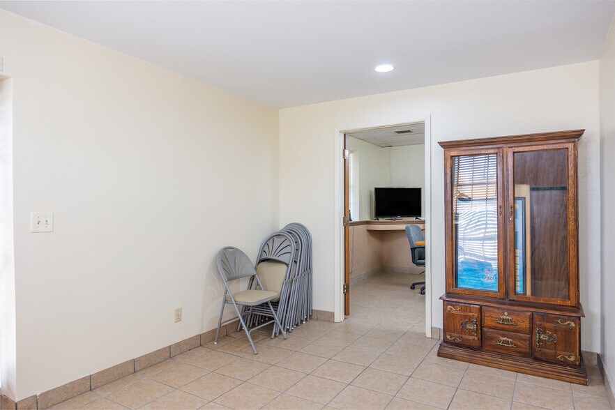 More Photos Of 112 E Cottonwood Ln, Casa Grande Freestanding For Sale