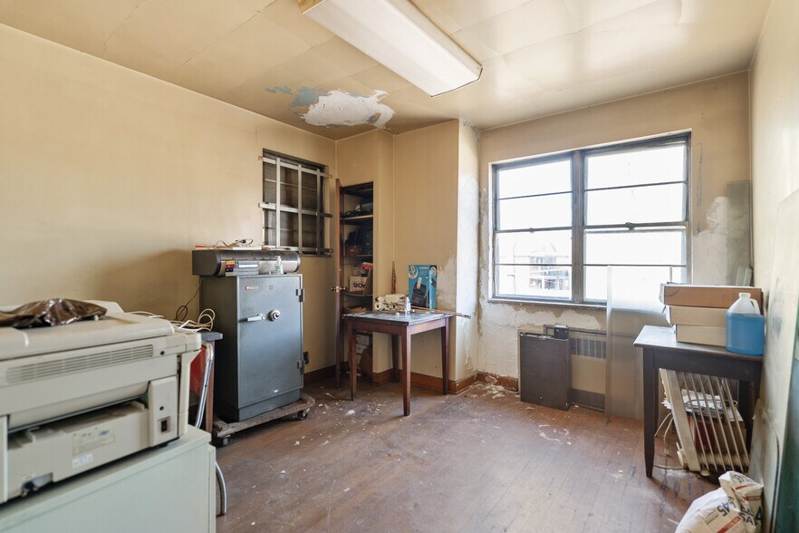 More Photos Of 1098 Duss Ave, Ambridge Restaurant For Sale