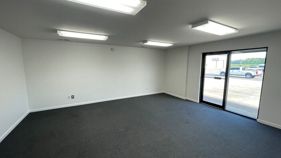 More Photos Of 220 Scotland Dr, Alabaster Warehouse For Lease