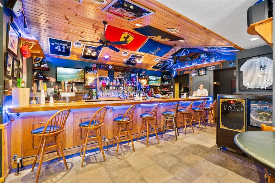 More Photos Of 212 Main St, Oneida General Retail For Sale