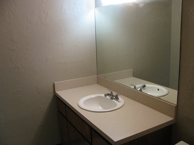 More Photos Of 810-812 SE 3rd St, Lawton Light Manufacturing For Sale