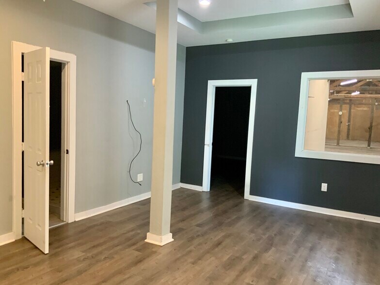 More Photos Of 103 N Live Oak St, Tomball Warehouse For Lease