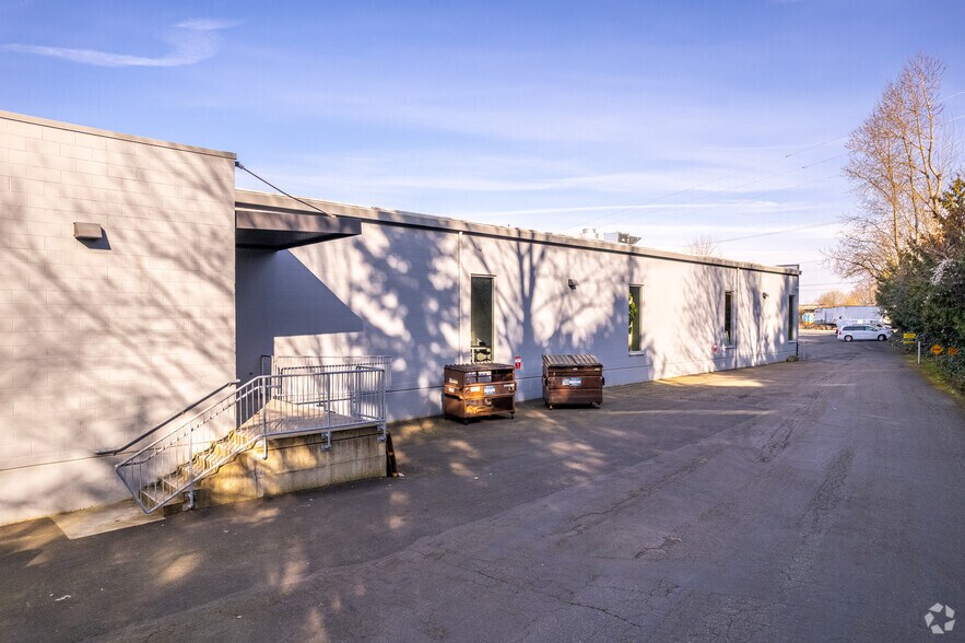 More Photos Of 100 NE Farragut St, Portland Light Manufacturing For Lease