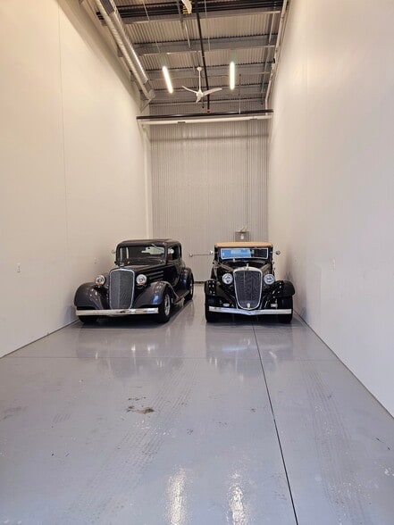 More Photos Of 264 Apex Dr, Pontiac Parking Garage For Sale
