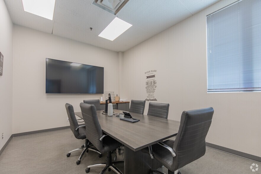 More Photos Of 8495 Goreway Dr, Brampton Warehouse For Lease