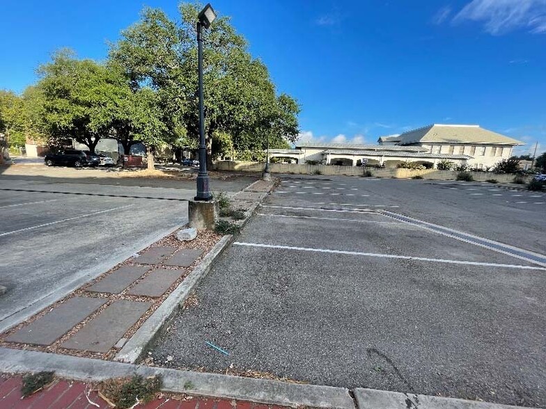 More Photos Of 401 Main Plz, New Braunfels Office For Lease