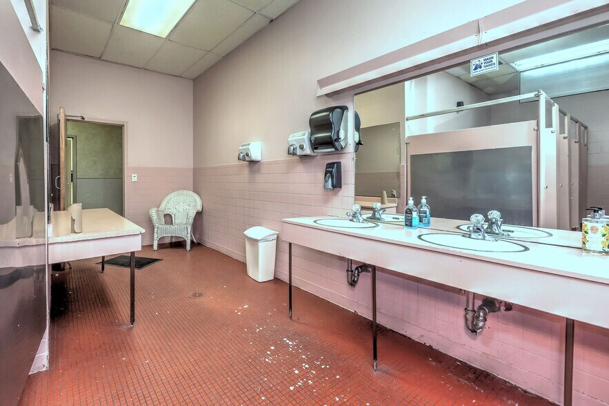 More Photos Of 560 Woodward Ave, New Haven Flex For Sale