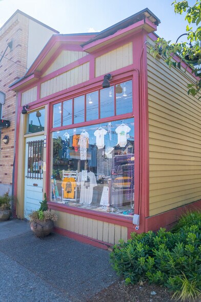 More Photos Of 423-425 15th Ave E, Seattle Storefront For Lease